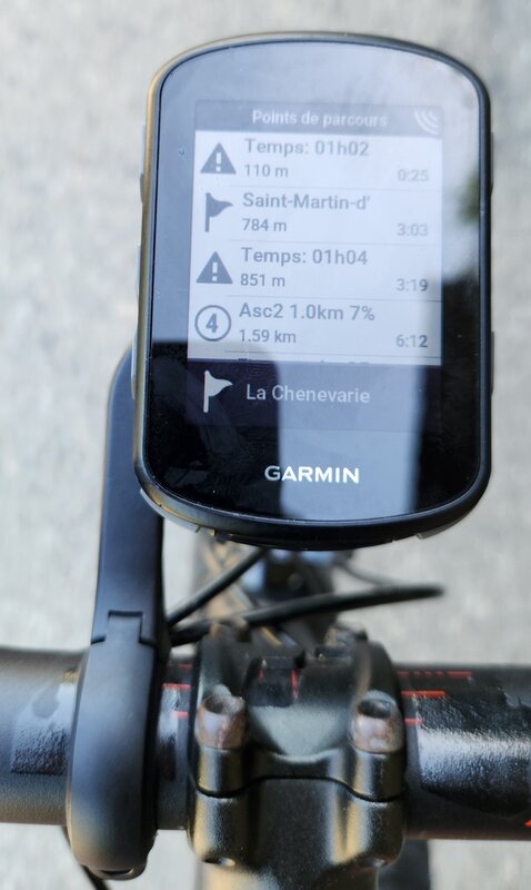 Écran d'un compteur Garmin affichant une alerte de montée TCX
