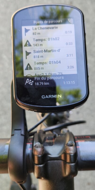 Écran d'un compteur Garmin affichant un repère de parcours issu du TCX